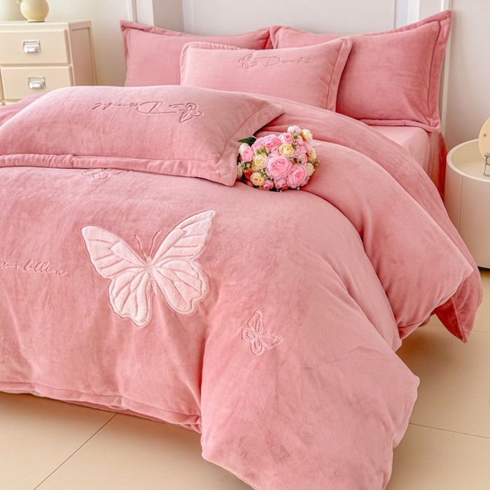 91家纺网 家纺一手货源 找家纺 保罗圣迪奥 2025新款250克全消光牛奶绒四件套-蝶曼 蝶曼-深粉色