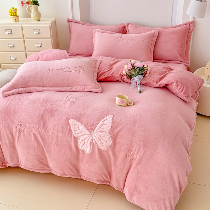 91家纺网 家纺一手货源 找家纺 保罗圣迪奥 2025新款250克全消光牛奶绒四件套-蝶曼 蝶曼-深粉色