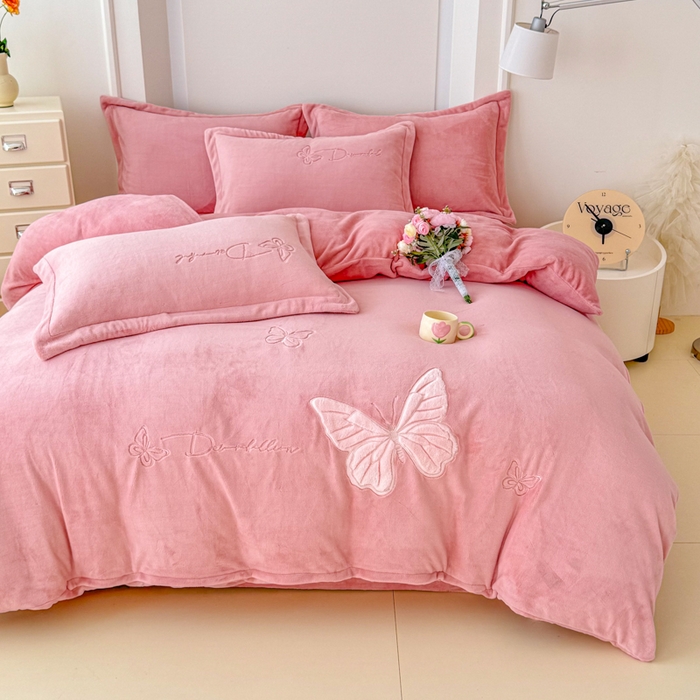 91家纺网 家纺一手货源 找家纺 保罗圣迪奥 2025新款250克全消光牛奶绒四件套-蝶曼 蝶曼-深粉色