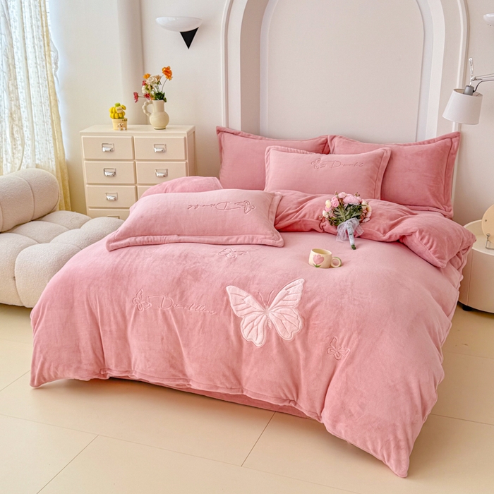 91家纺网 家纺一手货源 找家纺 保罗圣迪奥 2025新款250克全消光牛奶绒四件套-蝶曼 蝶曼-深粉色