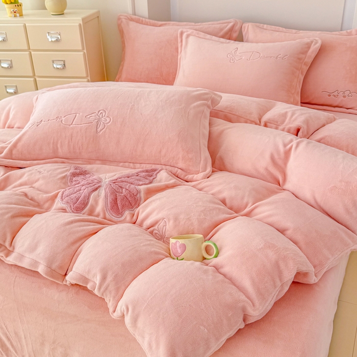 91家纺网 家纺一手货源 找家纺 保罗圣迪奥 2025新款250克全消光牛奶绒四件套-蝶曼 蝶曼-粉色