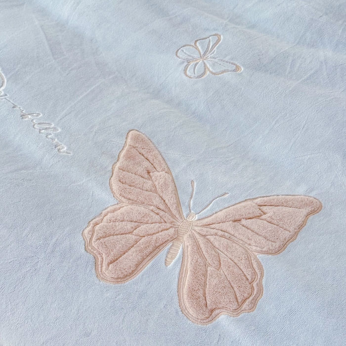 91家纺网 家纺一手货源 找家纺 保罗圣迪奥 2025新款250克全消光牛奶绒四件套-蝶曼 蝶曼-浅蓝色