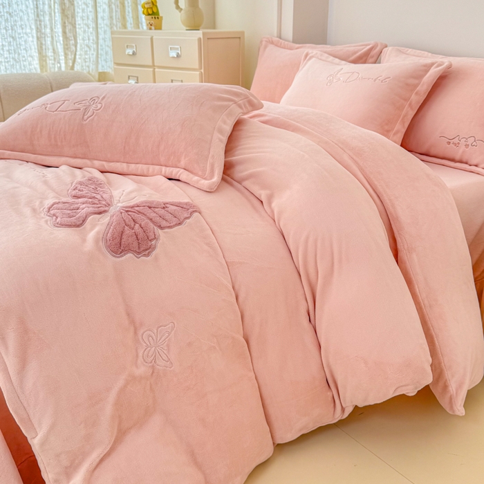 91家纺网 家纺一手货源 找家纺 保罗圣迪奥 2025新款250克全消光牛奶绒四件套-蝶曼 蝶曼-粉色