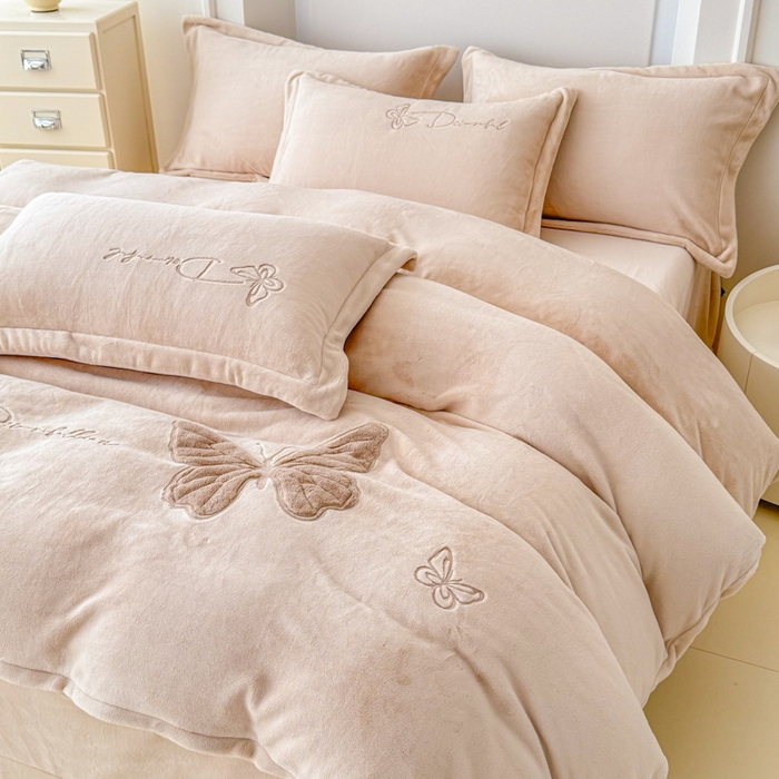 91家纺网 家纺一手货源 找家纺 保罗圣迪奥 2025新款250克全消光牛奶绒四件套-蝶曼 蝶曼-浅咖