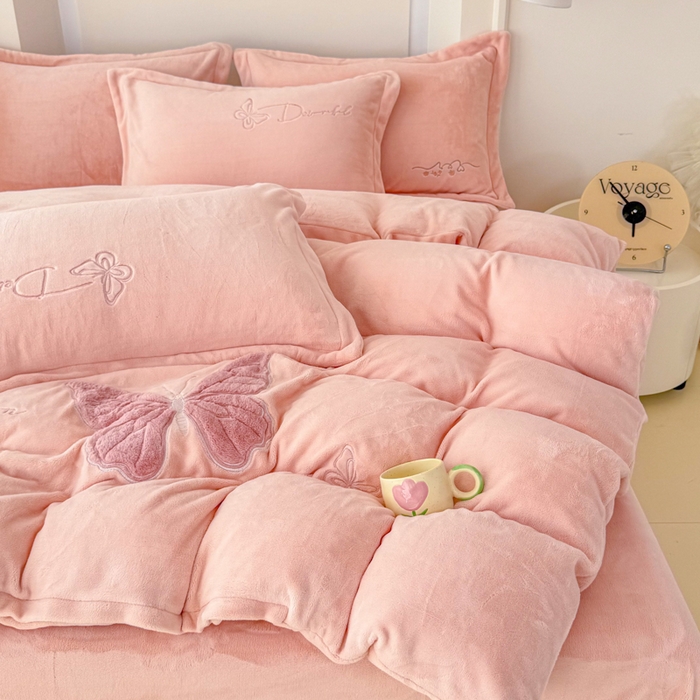 91家纺网 家纺一手货源 找家纺 保罗圣迪奥 2025新款250克全消光牛奶绒四件套-蝶曼 蝶曼-粉色