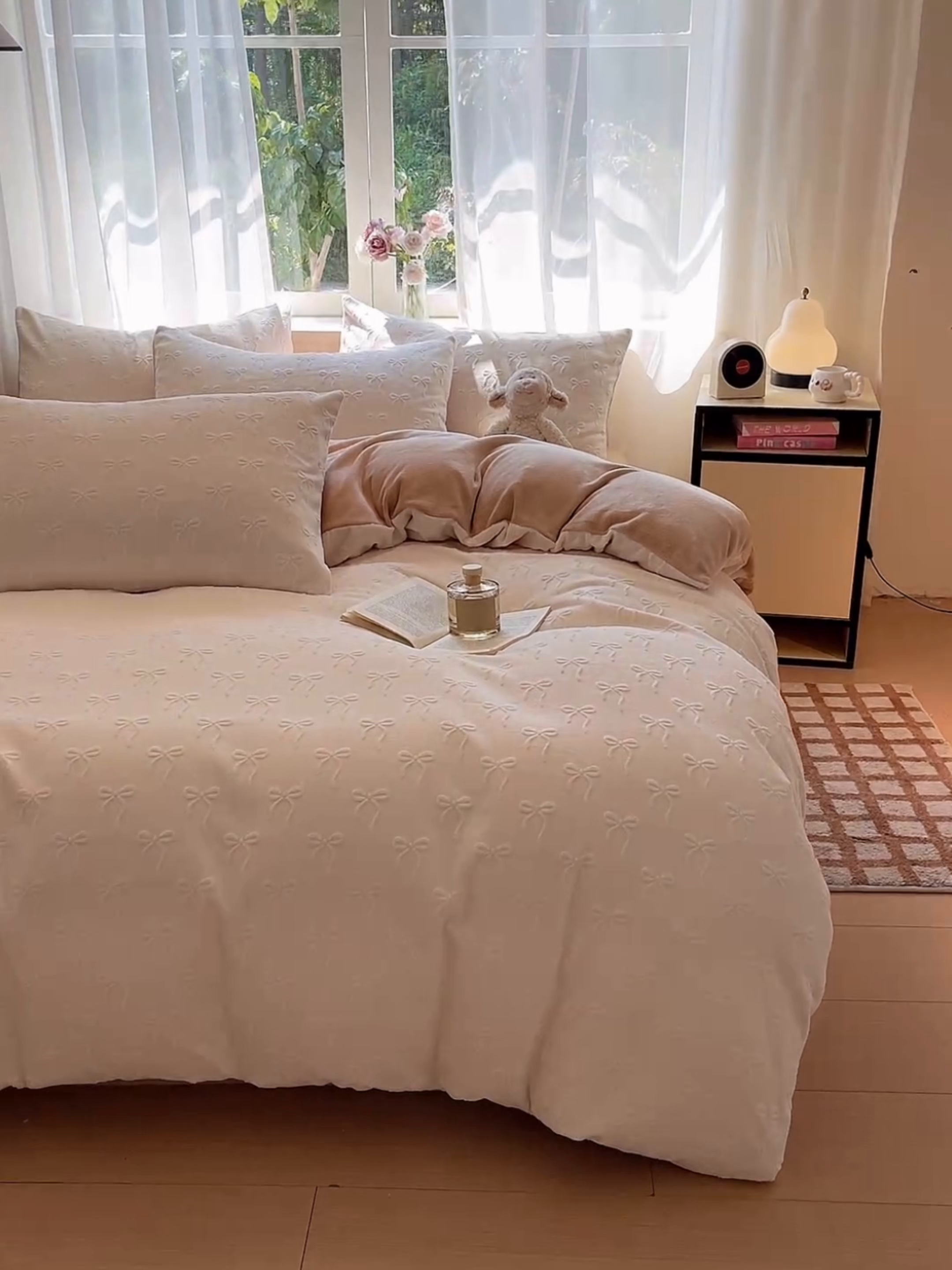 91家纺网 家纺一手货源 找家纺 绘萱家居 2025新款高克重雕花雕印纯色牛奶绒四件套双拼法莱绒珊瑚绒 甜蜜结-白卡其