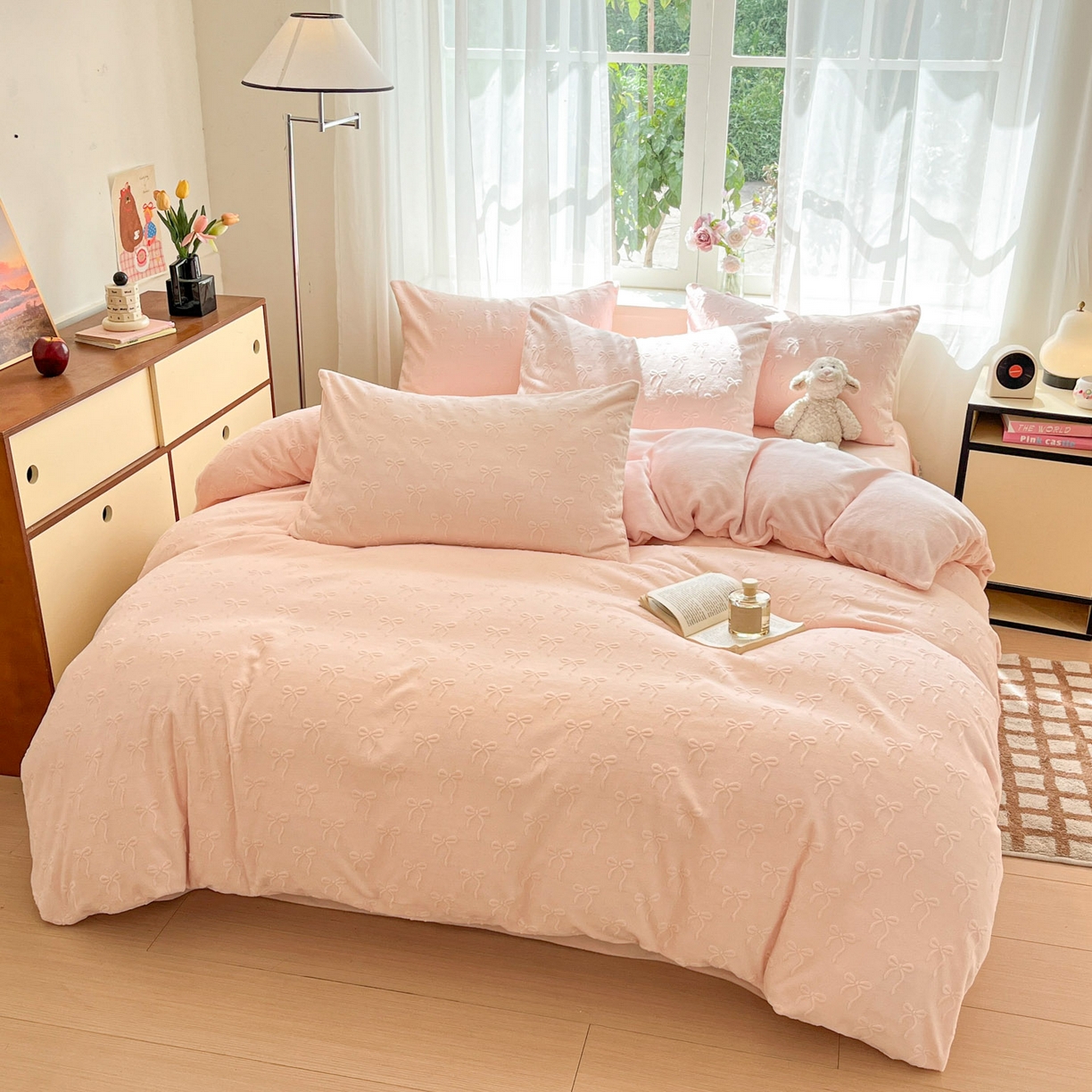 91家纺网 家纺一手货源 找家纺 绘萱家居 2025新款高克重雕花雕印纯色牛奶绒四件套双拼法莱绒珊瑚绒 甜蜜结-粉