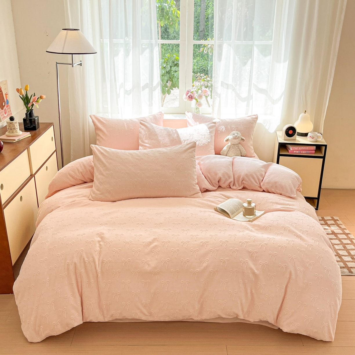 91家纺网 家纺一手货源 找家纺 绘萱家居 2025新款高克重雕花雕印纯色牛奶绒四件套双拼法莱绒珊瑚绒 甜蜜结-粉