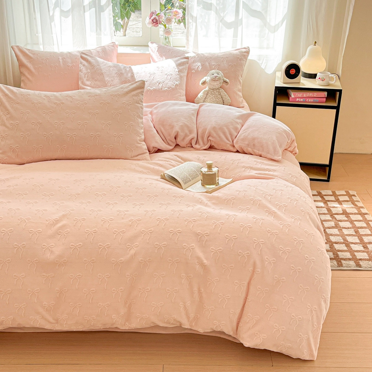 91家纺网 家纺一手货源 找家纺 绘萱家居 2025新款高克重雕花雕印纯色牛奶绒四件套双拼法莱绒珊瑚绒 甜蜜结-粉