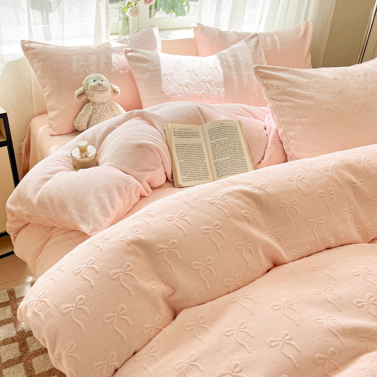 91家纺网 家纺一手货源 找家纺 绘萱家居 2025新款高克重雕花雕印纯色牛奶绒四件套双拼法莱绒珊瑚绒 甜蜜结-粉