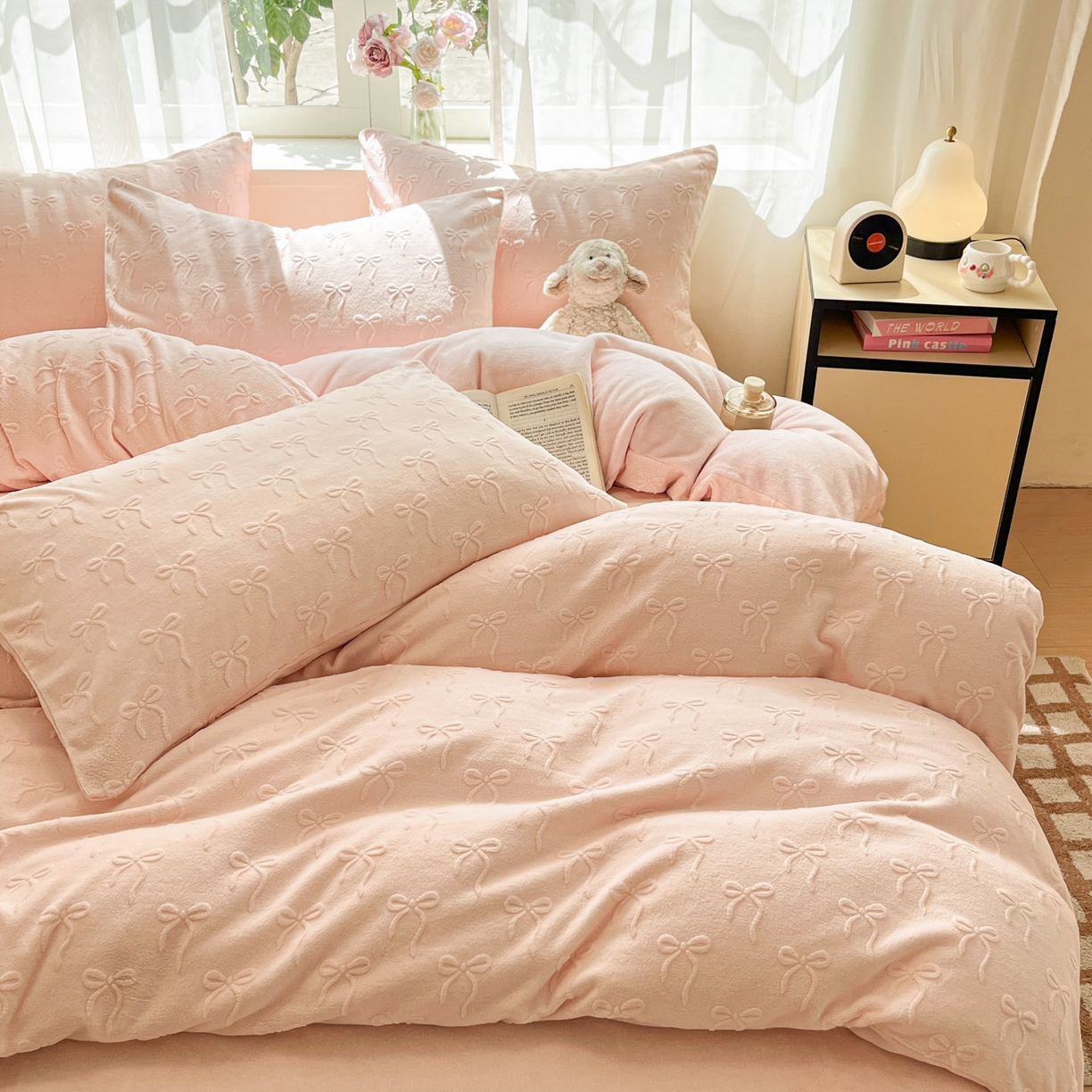 91家纺网 家纺一手货源 找家纺 绘萱家居 2025新款高克重雕花雕印纯色牛奶绒四件套双拼法莱绒珊瑚绒 甜蜜结-粉