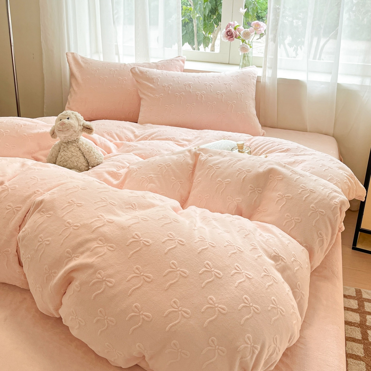 91家纺网 家纺一手货源 找家纺 绘萱家居 2025新款高克重雕花雕印纯色牛奶绒四件套双拼法莱绒珊瑚绒 甜蜜结-粉