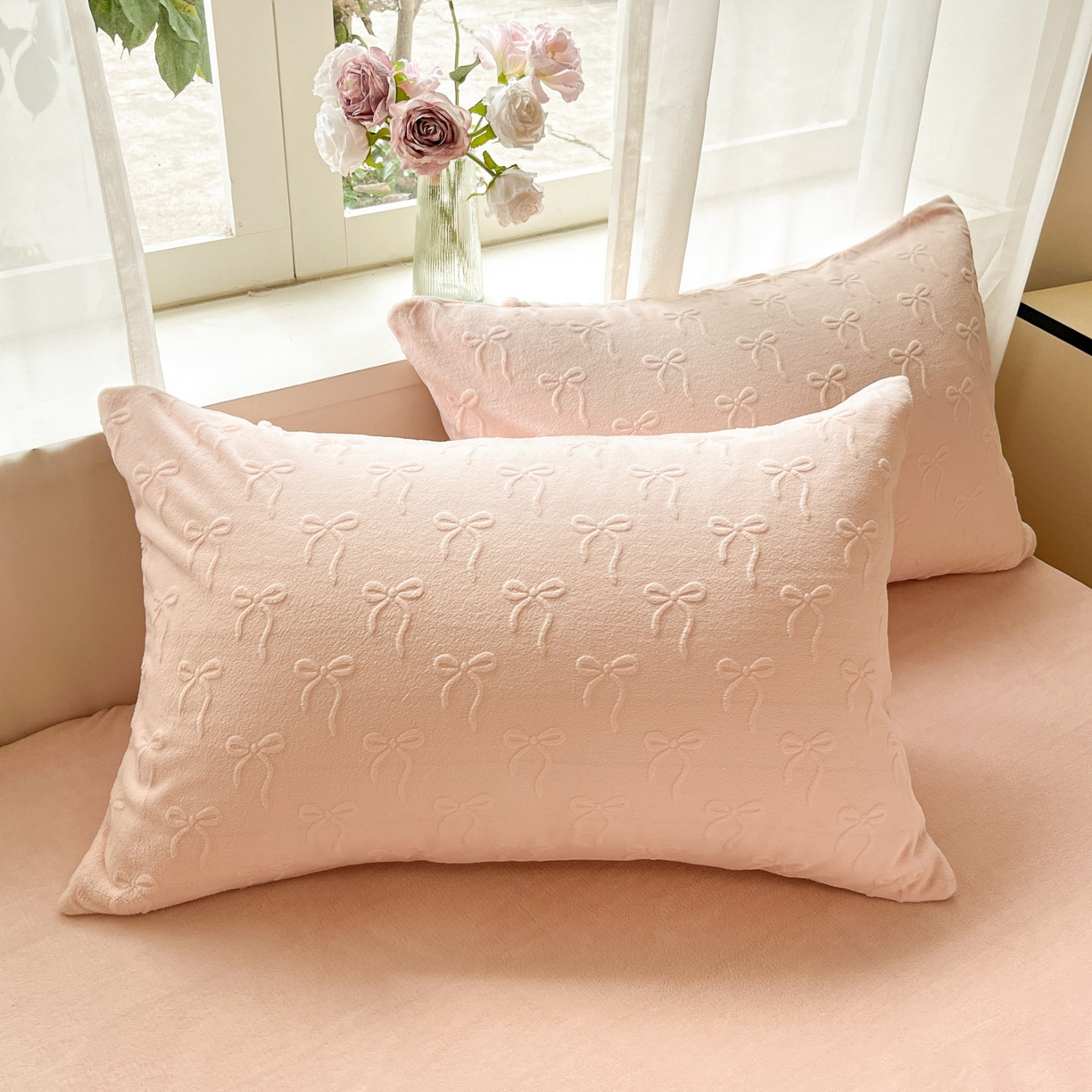 91家纺网 家纺一手货源 找家纺 绘萱家居 2025新款高克重雕花雕印纯色牛奶绒四件套双拼法莱绒珊瑚绒 甜蜜结-粉