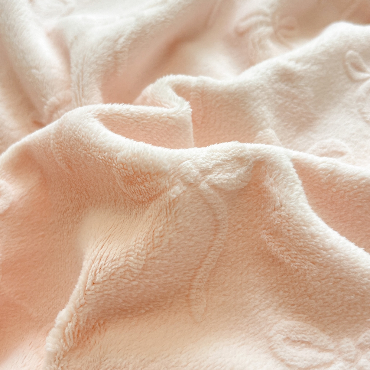 91家纺网 家纺一手货源 找家纺 绘萱家居 2025新款高克重雕花雕印纯色牛奶绒四件套双拼法莱绒珊瑚绒 甜蜜结-粉