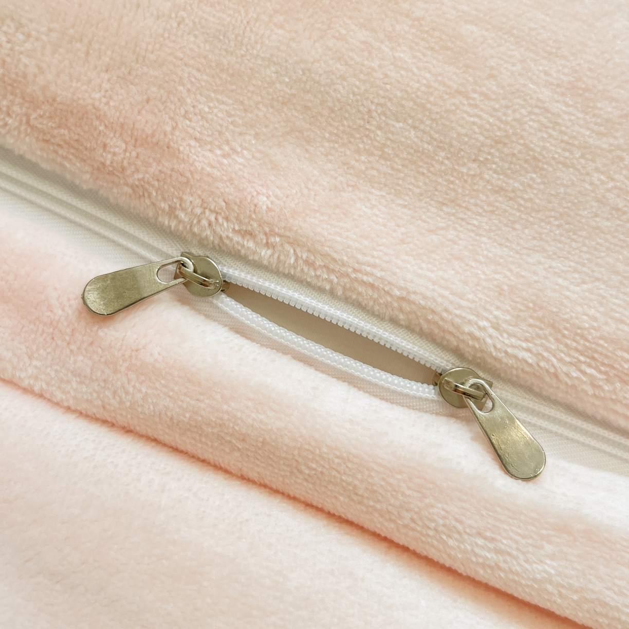 91家纺网 家纺一手货源 找家纺 绘萱家居 2025新款高克重雕花雕印纯色牛奶绒四件套双拼法莱绒珊瑚绒 甜蜜结-粉