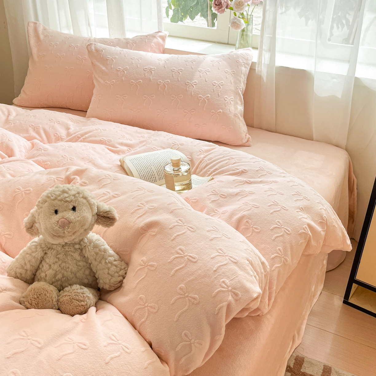 91家纺网 家纺一手货源 找家纺 绘萱家居 2025新款高克重雕花雕印纯色牛奶绒四件套双拼法莱绒珊瑚绒 甜蜜结-粉