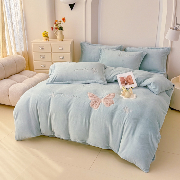 91家纺网 家纺一手货源 找家纺 保罗圣迪奥 2025新款250克全消光牛奶绒四件套-蝶曼 蝶曼-蓝色