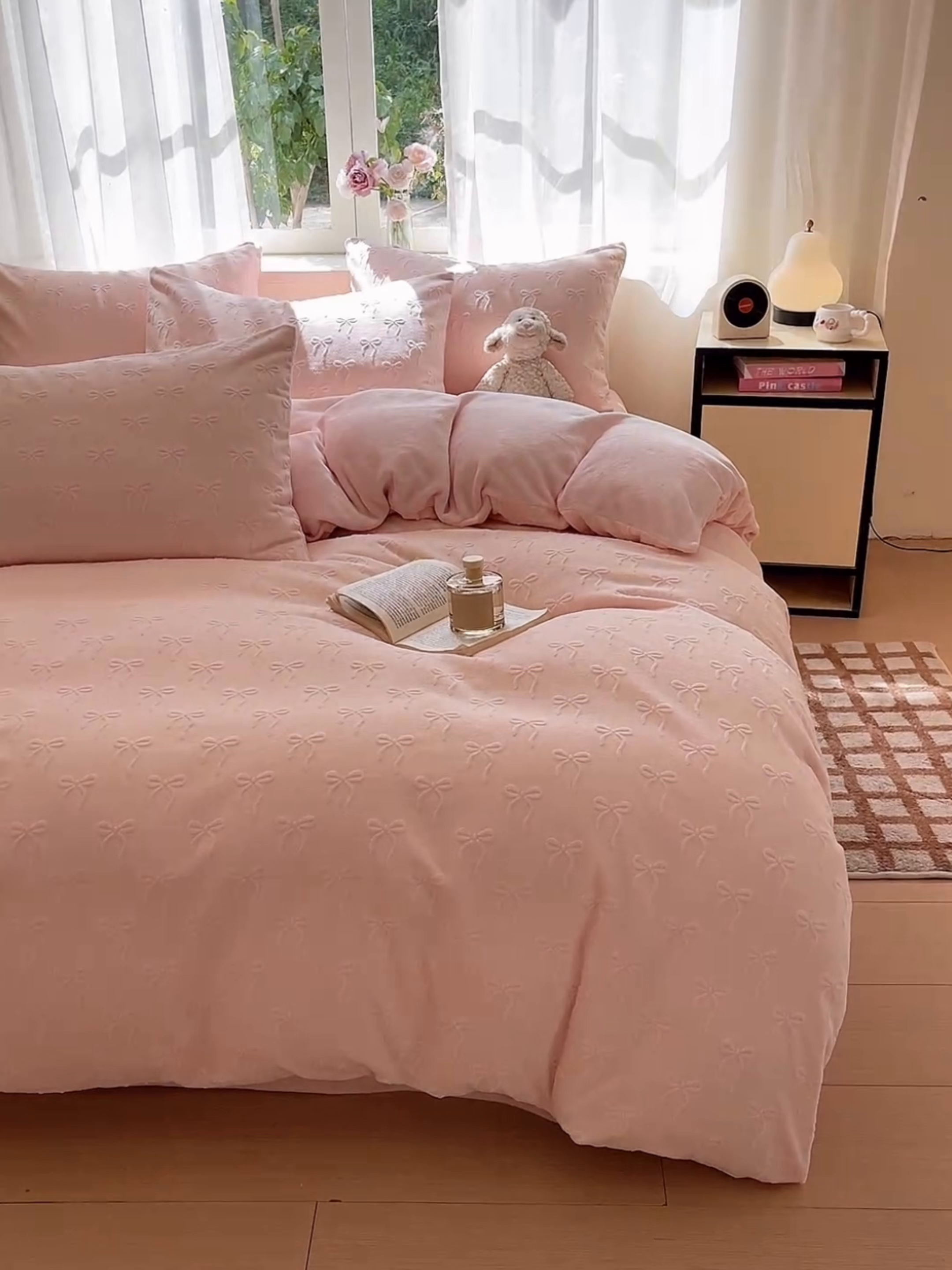 91家纺网 家纺一手货源 找家纺 绘萱家居 2025新款高克重雕花雕印纯色牛奶绒四件套双拼法莱绒珊瑚绒 甜蜜结-粉