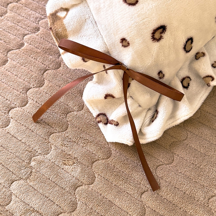 91家纺网 家纺一手货源 找家纺 韩约家纺 2025新款韩式蝴蝶结牛奶绒床盖款四件套 豹纹小熊