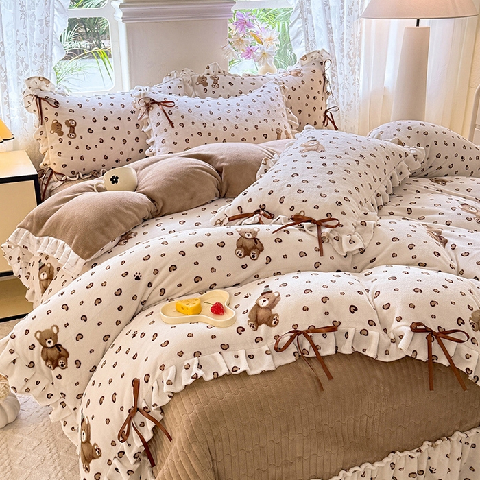91家纺网 家纺一手货源 找家纺 韩约家纺 2025新款韩式蝴蝶结牛奶绒床盖款四件套 豹纹小熊