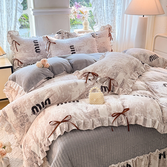 91家纺网 家纺一手货源 找家纺 韩约家纺 2025新款韩式蝴蝶结牛奶绒床盖款四件套 迷你字母