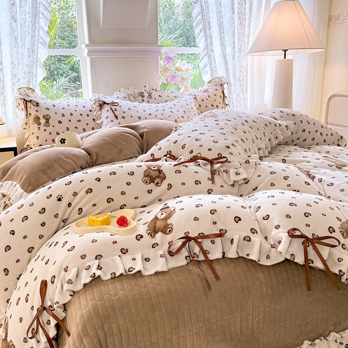 91家纺网 家纺一手货源 找家纺 韩约家纺 2025新款韩式蝴蝶结牛奶绒床盖款四件套 豹纹小熊