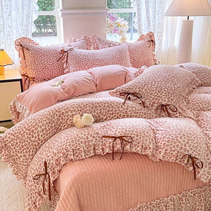 91家纺网 家纺一手货源 找家纺 韩约家纺 2025新款韩式蝴蝶结牛奶绒床盖款四件套 粉色豹纹