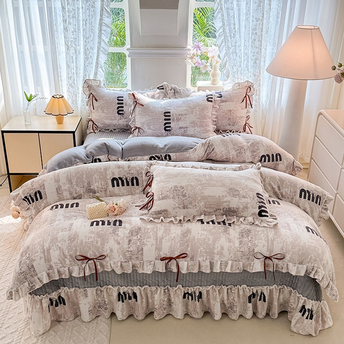 91家纺网 家纺一手货源 找家纺 韩约家纺 2025新款韩式蝴蝶结牛奶绒床盖款四件套 迷你字母