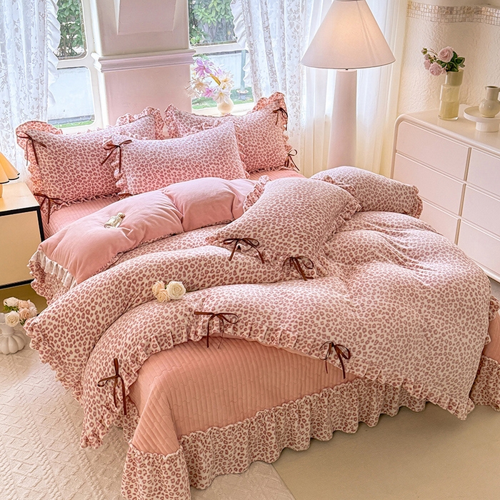 91家纺网 家纺一手货源 找家纺 韩约家纺 2025新款韩式蝴蝶结牛奶绒床盖款四件套 粉色豹纹