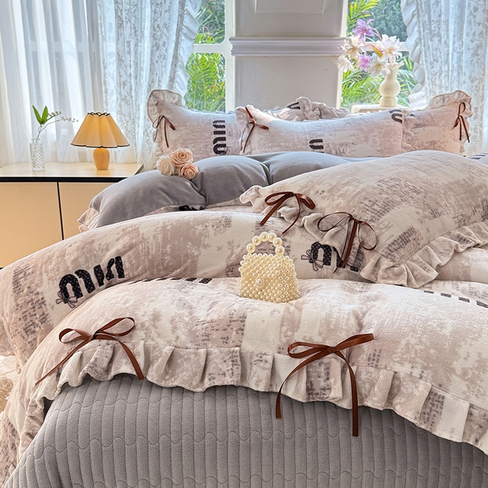 91家纺网 家纺一手货源 找家纺 韩约家纺 2025新款韩式蝴蝶结牛奶绒床盖款四件套 迷你字母