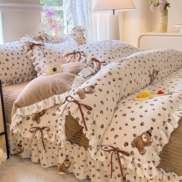 91家纺网 家纺一手货源 找家纺 韩约家纺 2025新款韩式蝴蝶结牛奶绒床盖款四件套 豹纹小熊