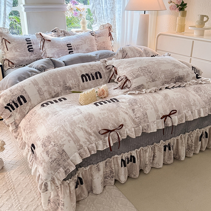 91家纺网 家纺一手货源 找家纺 韩约家纺 2025新款韩式蝴蝶结牛奶绒床盖款四件套 迷你字母