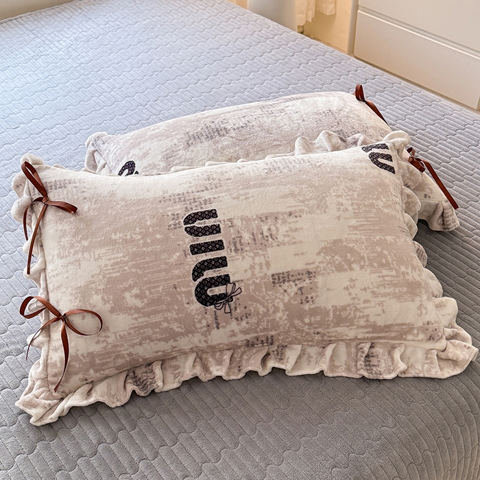 91家纺网 家纺一手货源 找家纺 韩约家纺 2025新款韩式蝴蝶结牛奶绒床盖款四件套 迷你字母