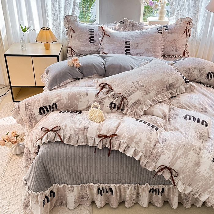 91家纺网 家纺一手货源 找家纺 韩约家纺 2025新款韩式蝴蝶结牛奶绒床盖款四件套 迷你字母