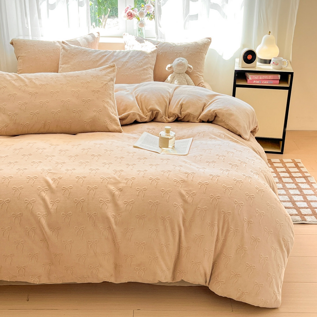 91家纺网 家纺一手货源 找家纺 绘萱家居 2025新款高克重雕花雕印纯色牛奶绒四件套双拼法莱绒珊瑚绒 甜蜜结-咖