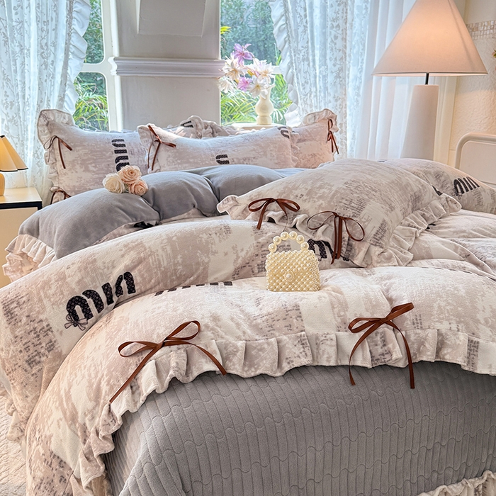 91家纺网 家纺一手货源 找家纺 韩约家纺 2025新款韩式蝴蝶结牛奶绒床盖款四件套 迷你字母