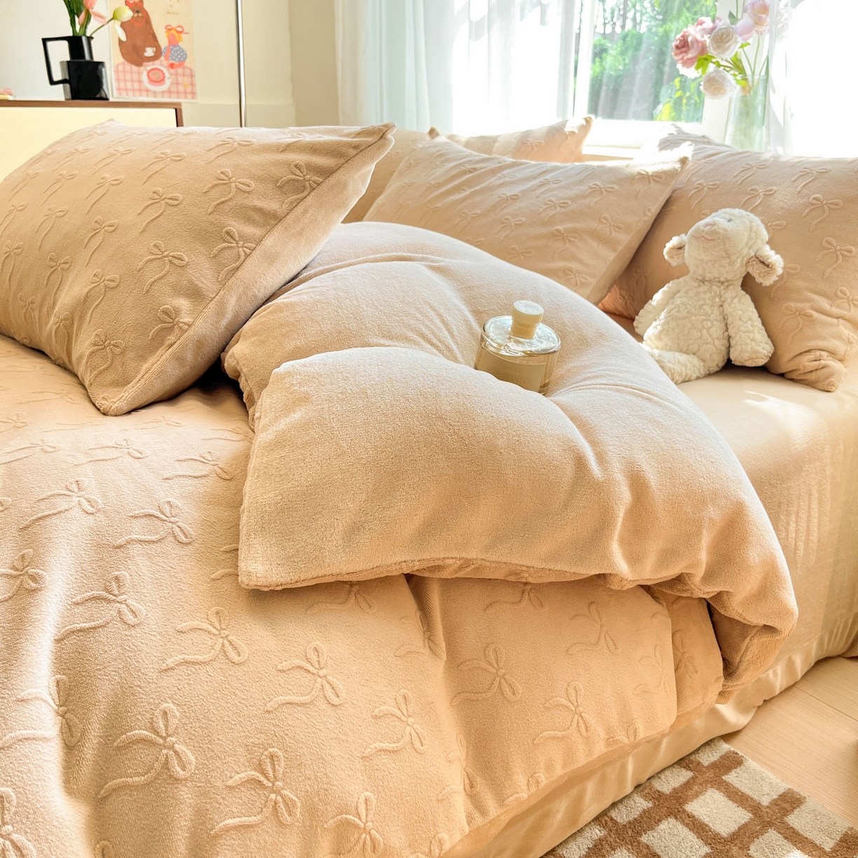 91家纺网 家纺一手货源 找家纺 绘萱家居 2025新款高克重雕花雕印纯色牛奶绒四件套双拼法莱绒珊瑚绒 甜蜜结-咖