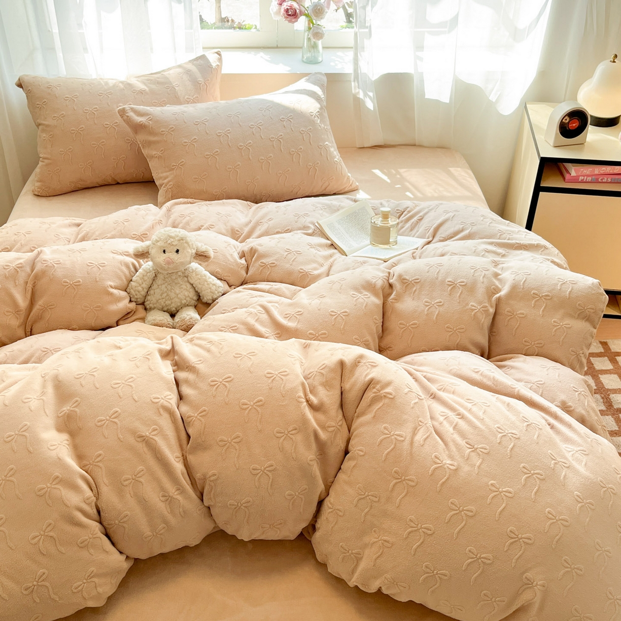 91家纺网 家纺一手货源 找家纺 绘萱家居 2025新款高克重雕花雕印纯色牛奶绒四件套双拼法莱绒珊瑚绒 甜蜜结-咖