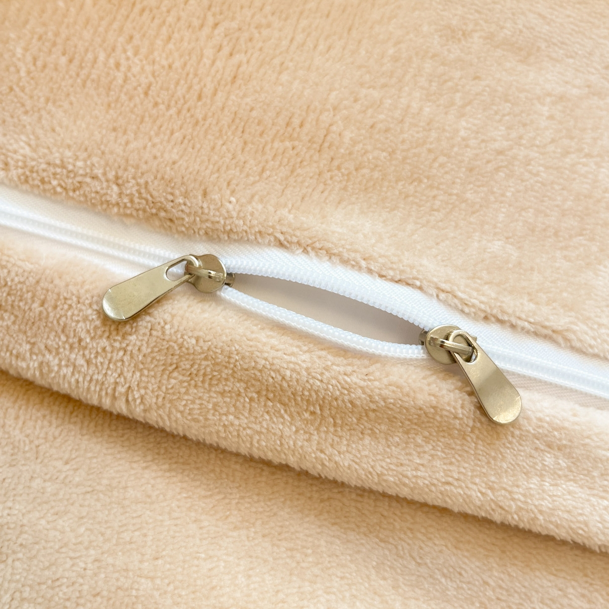 91家纺网 家纺一手货源 找家纺 绘萱家居 2025新款高克重雕花雕印纯色牛奶绒四件套双拼法莱绒珊瑚绒 甜蜜结-咖