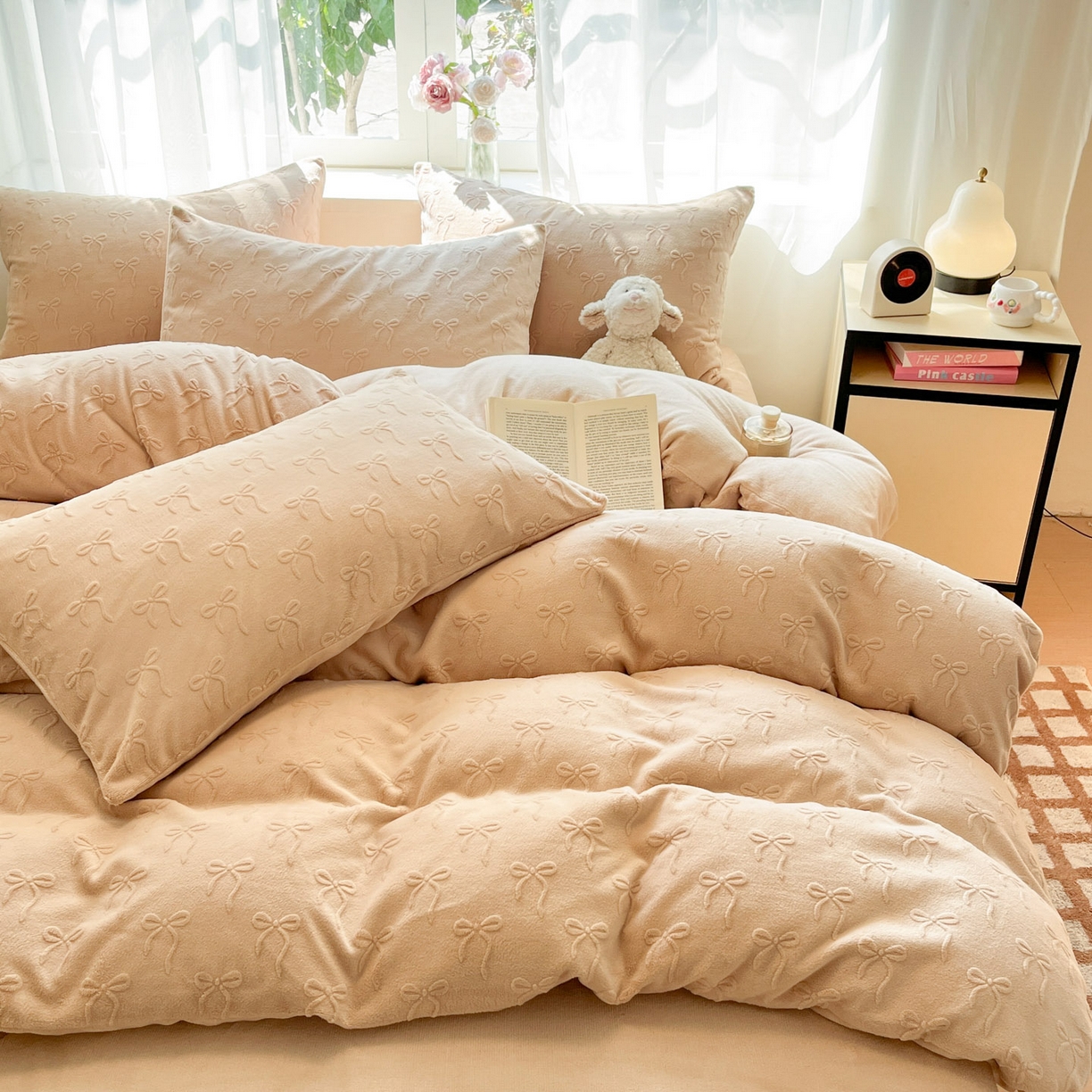 91家纺网 家纺一手货源 找家纺 绘萱家居 2025新款高克重雕花雕印纯色牛奶绒四件套双拼法莱绒珊瑚绒 甜蜜结-咖