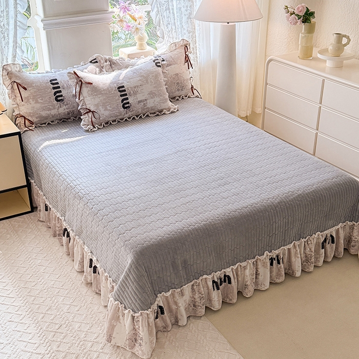 91家纺网 家纺一手货源 找家纺 韩约家纺 2025新款韩式蝴蝶结牛奶绒床盖款四件套 迷你字母