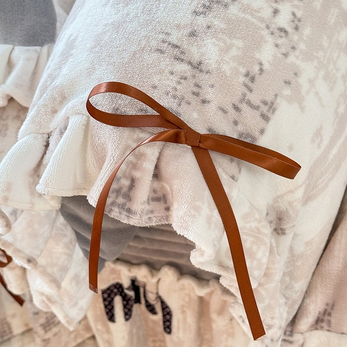 91家纺网 家纺一手货源 找家纺 韩约家纺 2025新款韩式蝴蝶结牛奶绒床盖款四件套 迷你字母