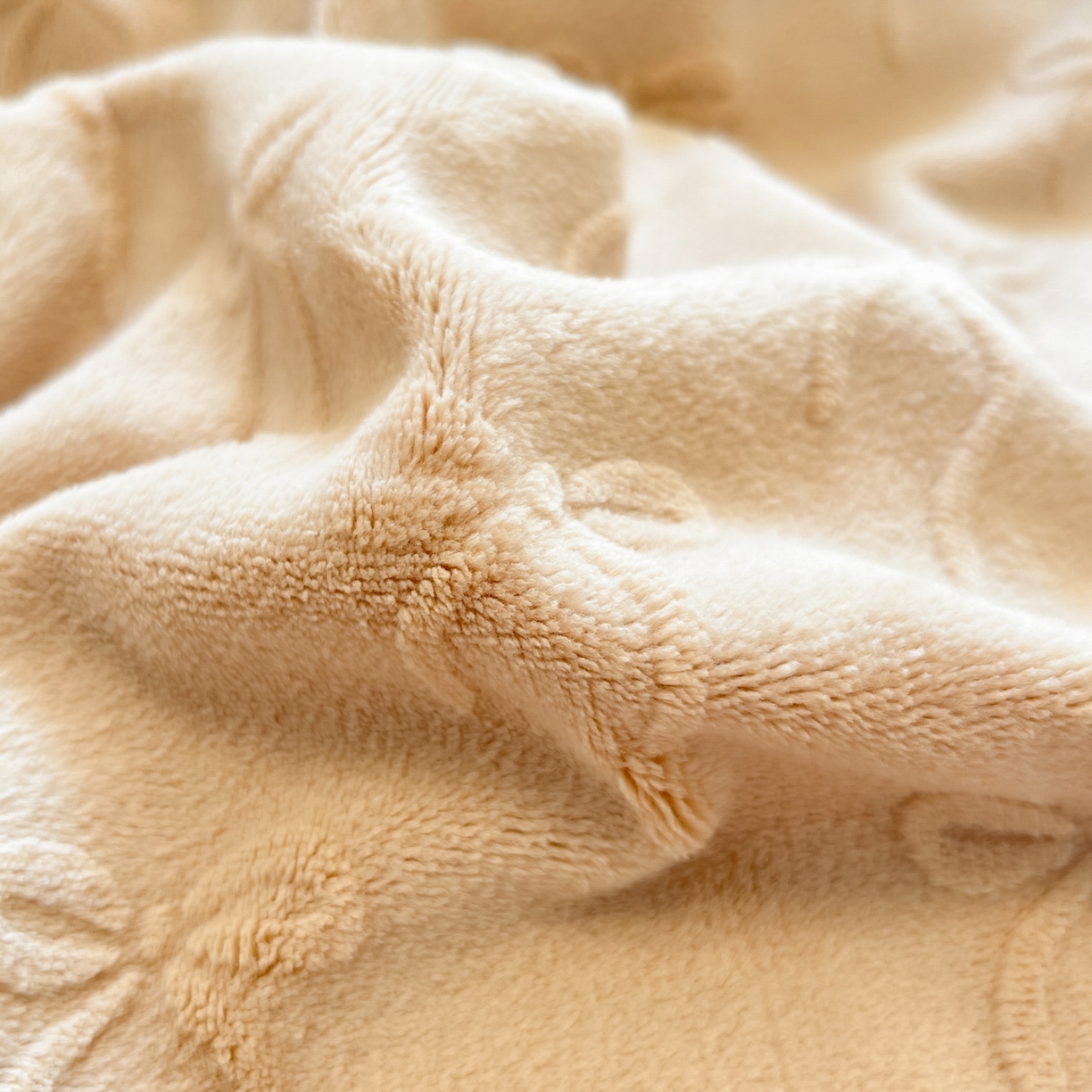 91家纺网 家纺一手货源 找家纺 绘萱家居 2025新款高克重雕花雕印纯色牛奶绒四件套双拼法莱绒珊瑚绒 甜蜜结-咖