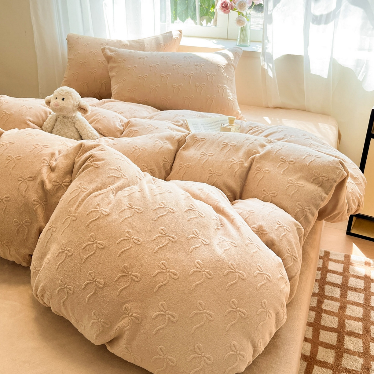 91家纺网 家纺一手货源 找家纺 绘萱家居 2025新款高克重雕花雕印纯色牛奶绒四件套双拼法莱绒珊瑚绒 甜蜜结-咖