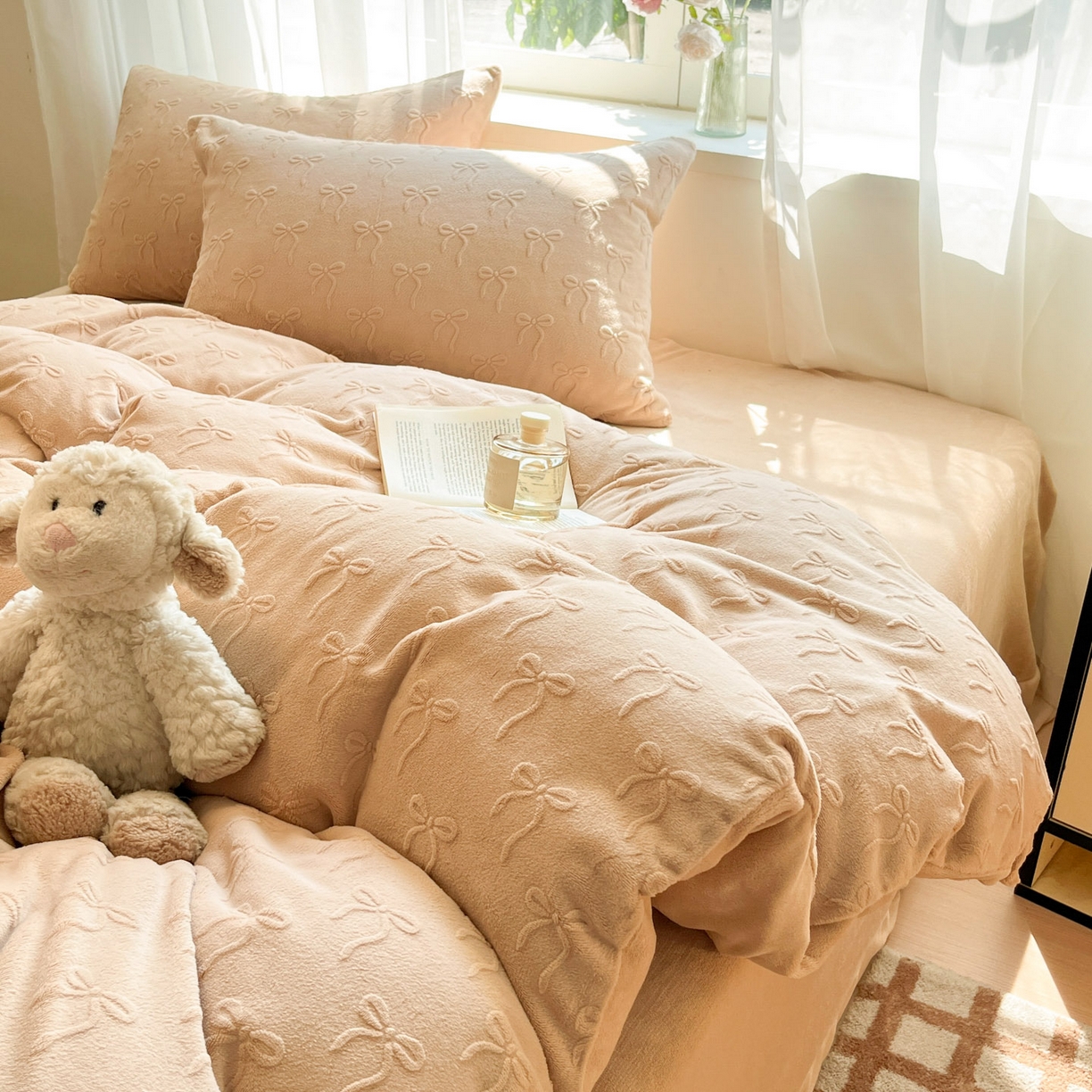 91家纺网 家纺一手货源 找家纺 绘萱家居 2025新款高克重雕花雕印纯色牛奶绒四件套双拼法莱绒珊瑚绒 甜蜜结-咖