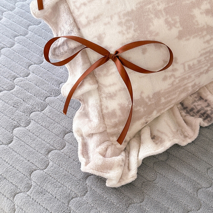 91家纺网 家纺一手货源 找家纺 韩约家纺 2025新款韩式蝴蝶结牛奶绒床盖款四件套 迷你字母