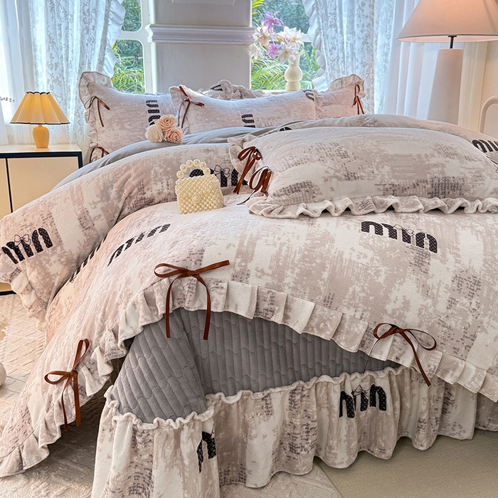 91家纺网 家纺一手货源 找家纺 韩约家纺 2025新款韩式蝴蝶结牛奶绒床盖款四件套 迷你字母