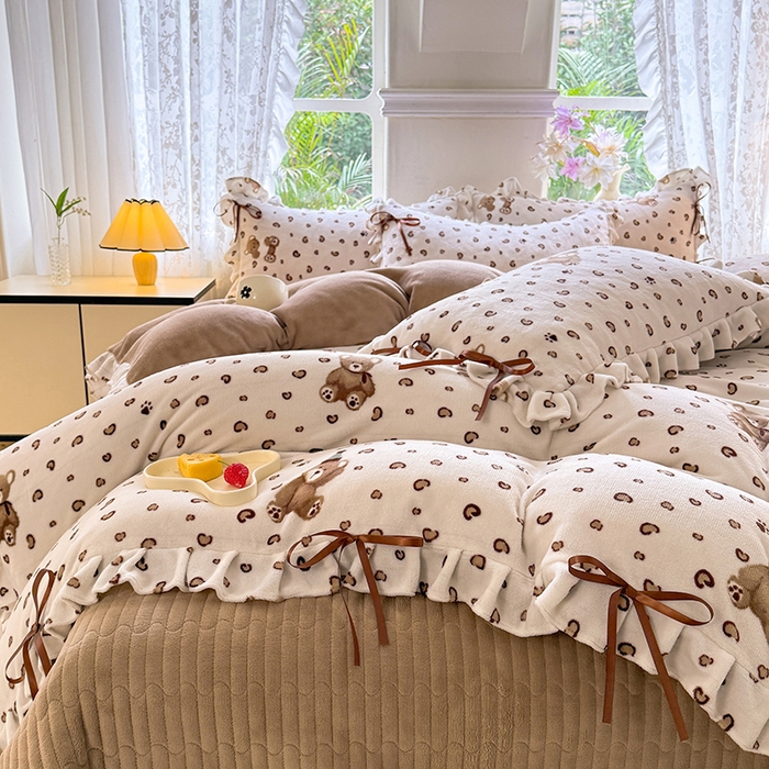 91家纺网 家纺一手货源 找家纺 韩约家纺 2025新款韩式蝴蝶结牛奶绒床盖款四件套 豹纹小熊