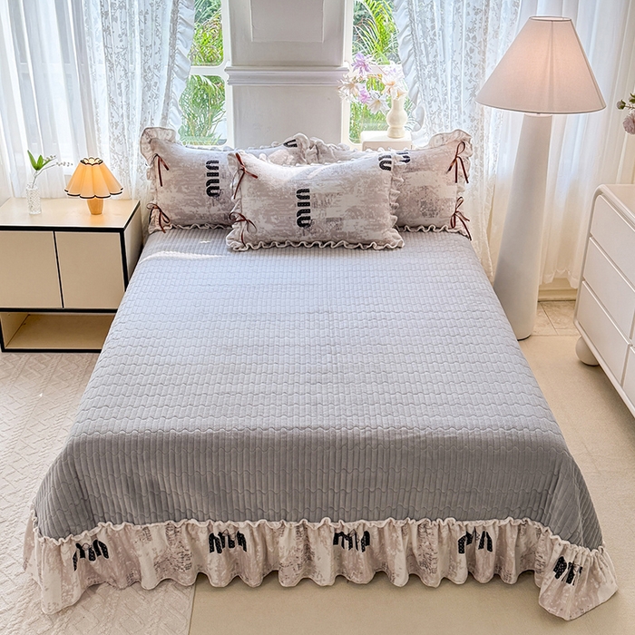 91家纺网 家纺一手货源 找家纺 韩约家纺 2025新款韩式蝴蝶结牛奶绒床盖款四件套 迷你字母