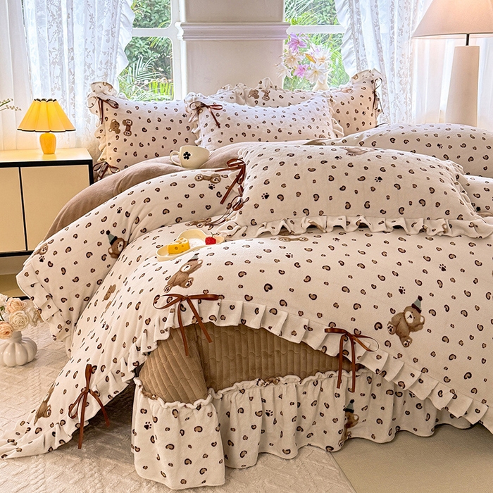 91家纺网 家纺一手货源 找家纺 韩约家纺 2025新款韩式蝴蝶结牛奶绒床盖款四件套 豹纹小熊